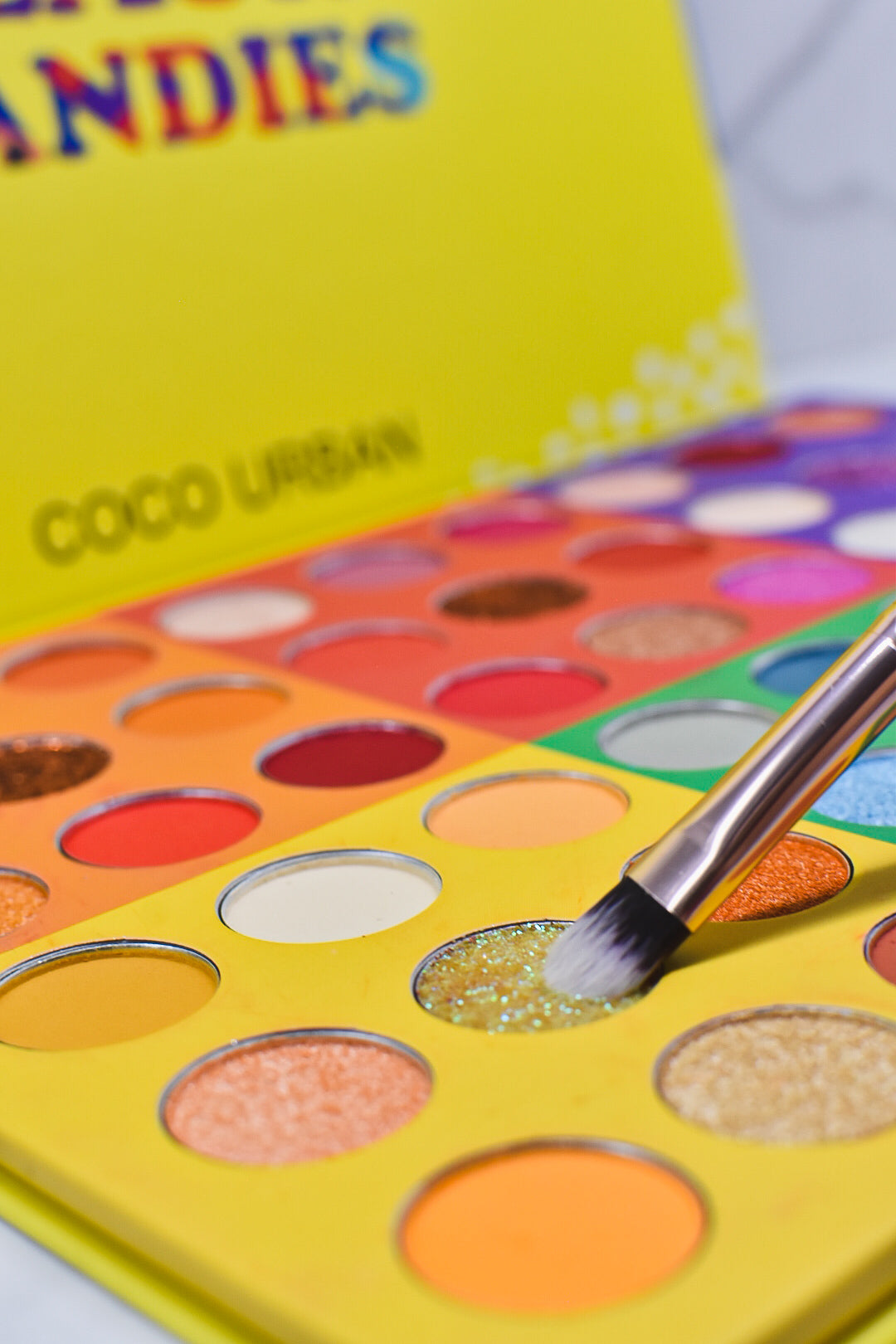Paleta de sombras de tonalidades vivas