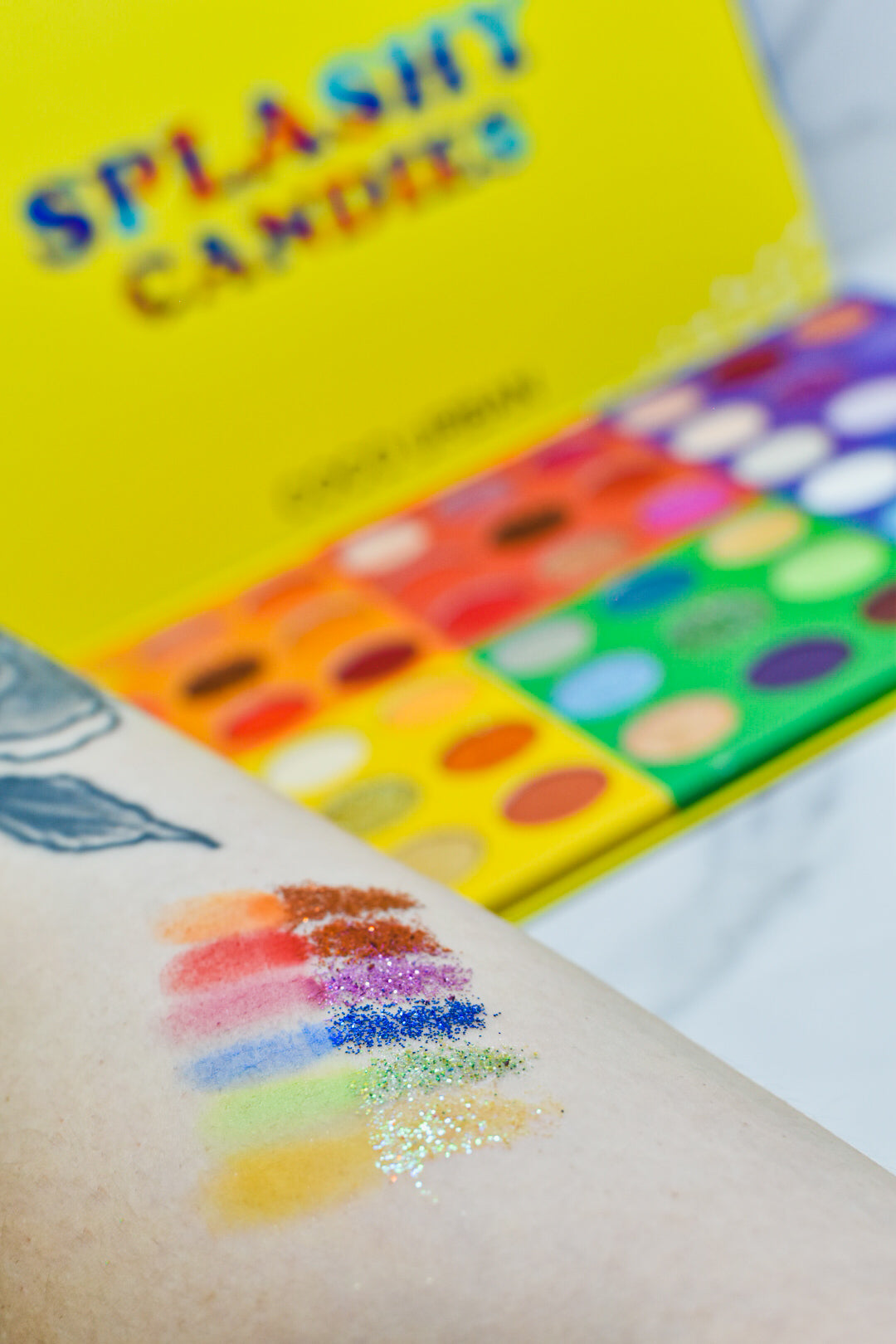 Paleta de sombras de tonalidades vivas